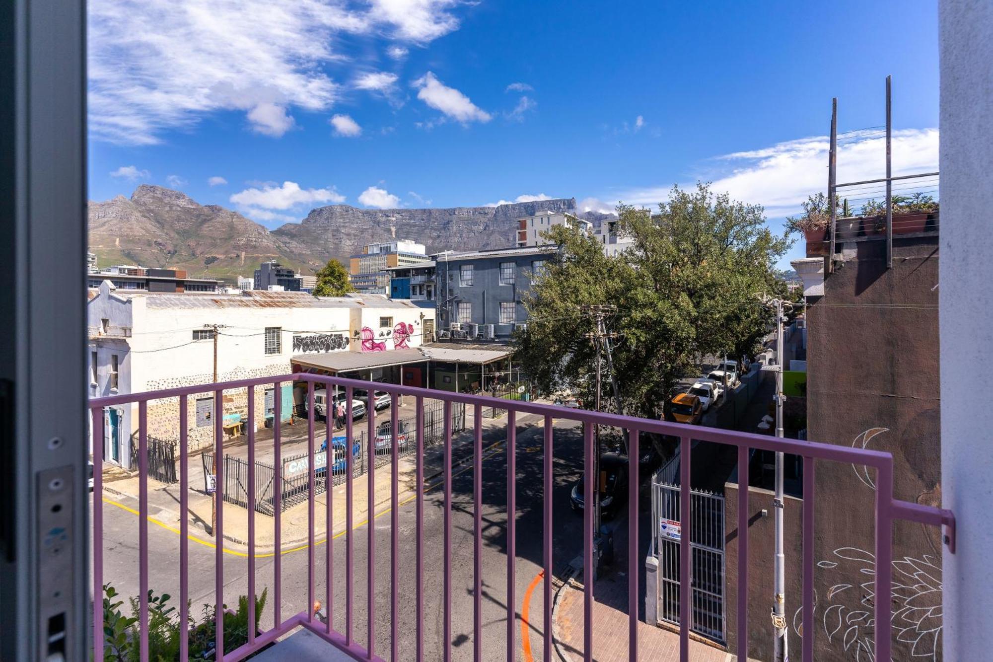 The Rose207: Modern Corner With Views Apartment